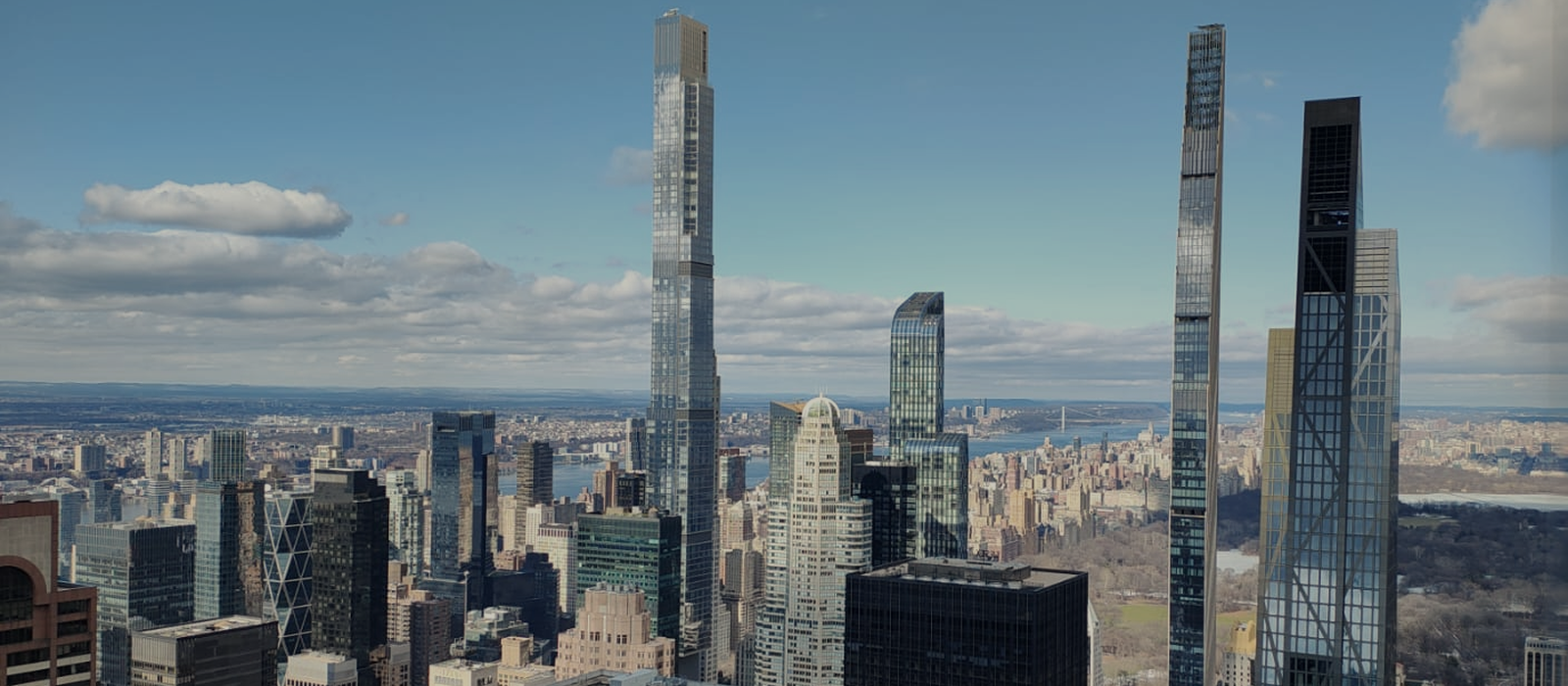 Nova York vista do alto: torres finas de Midtown, a grade de ruas e o Central Park ao fundo.